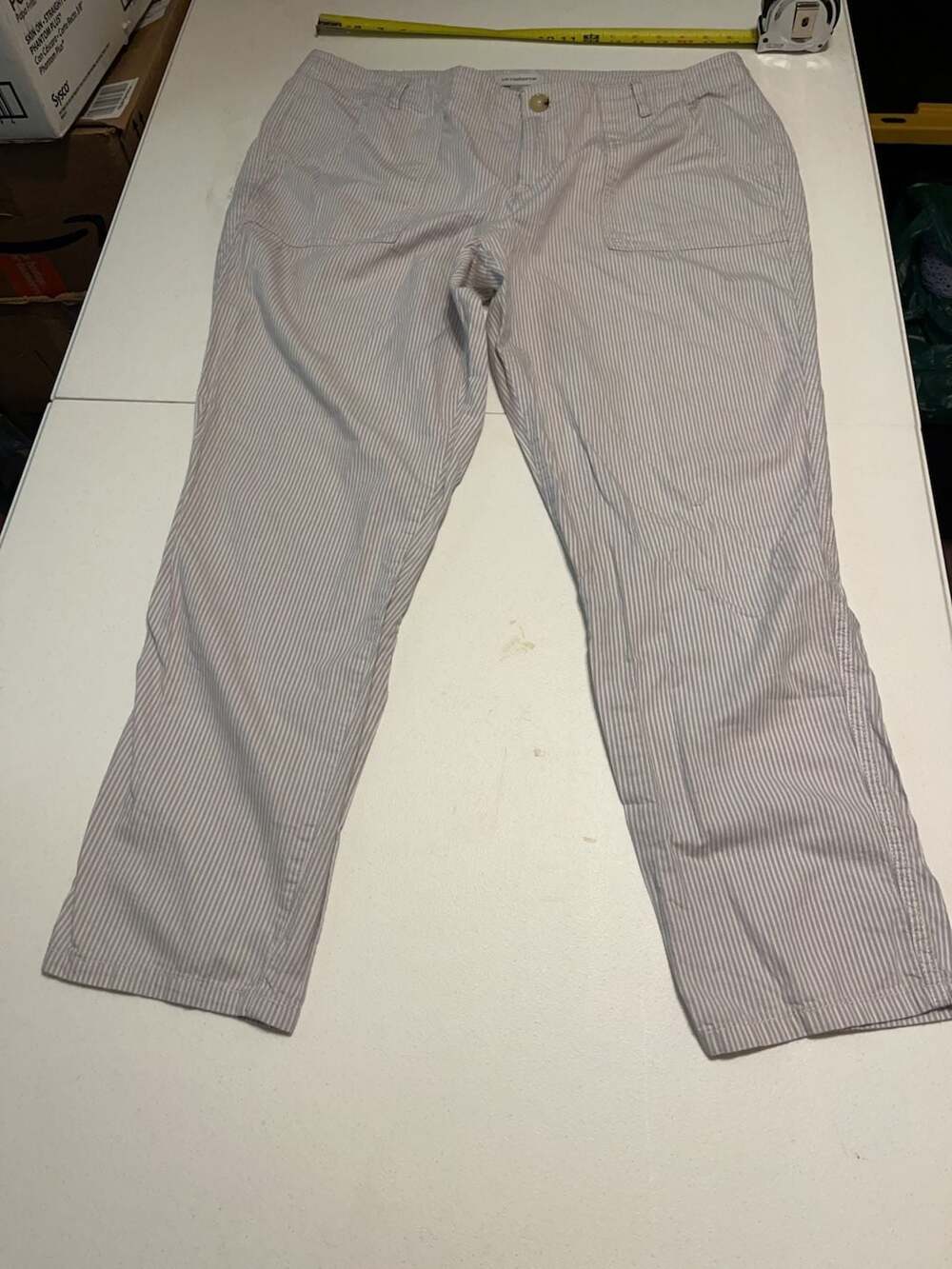 Villager Liz Claiborne Capri Pants Womens 14 Beige Striped Seersucker Stretch*
